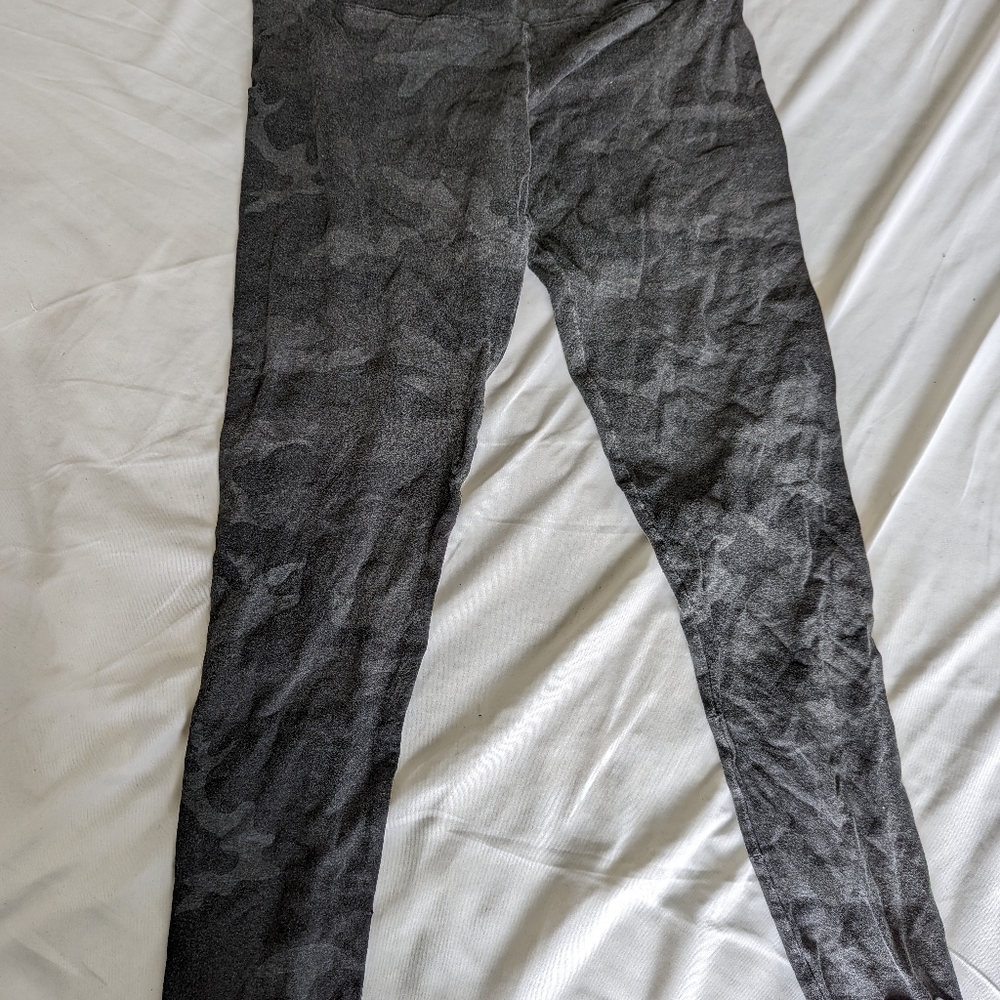 Aritzia TNA Camo leggings